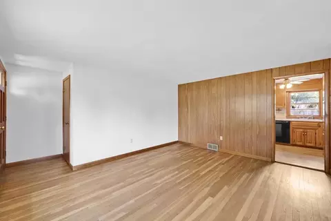 Living - 39 Northway Dr, Springfield, MA 01119 photo 3 of 4