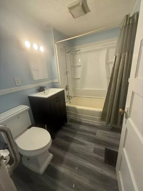Bath - 1481 Carew St, Springfield, MA 01104 photo 1 of 1