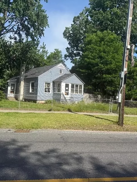 Exterior - 1481 Carew St, Springfield, MA 01104 photo 3 of 3