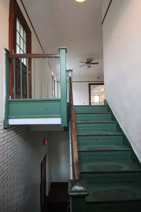 Entry Way - 1043 Sumner Ave, Springfield, MA 01118 photo 2 of 3