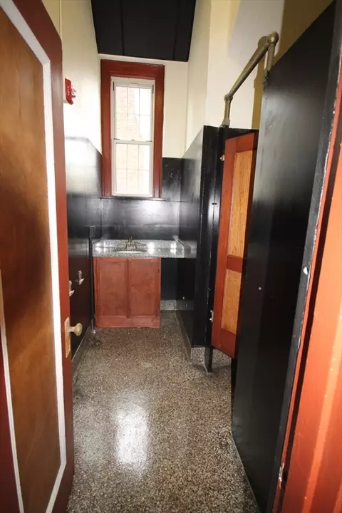 Bath - 1043 Sumner Ave, Springfield, MA 01118 photo 3 of 3