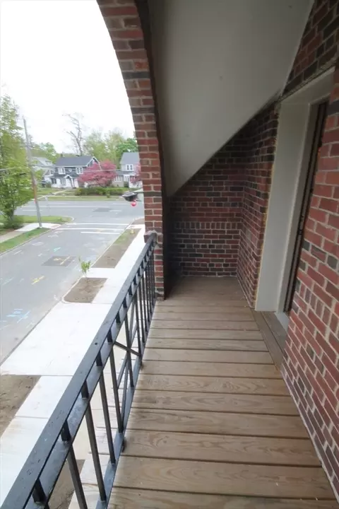 Exterior - 1043 Sumner Ave, Springfield, MA 01118 photo 3 of 5