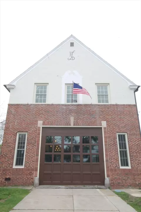 1043 Sumner Ave, Springfield, MA 01118