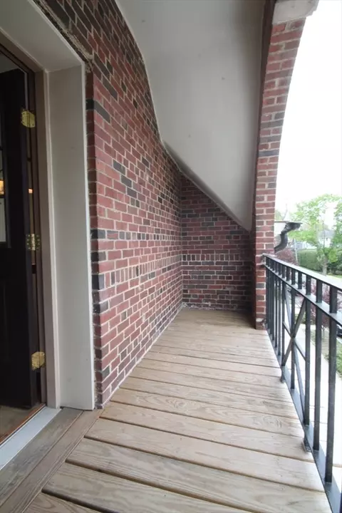 Exterior - 1043 Sumner Ave, Springfield, MA 01118 photo 2 of 5
