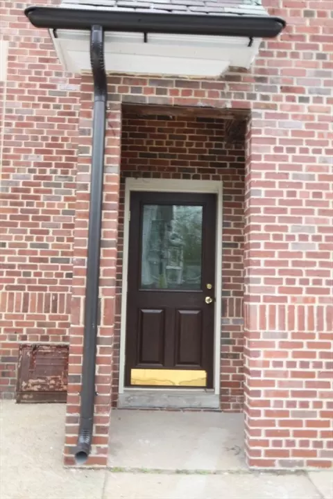 Exterior - 1043 Sumner Ave, Springfield, MA 01118 photo 4 of 5