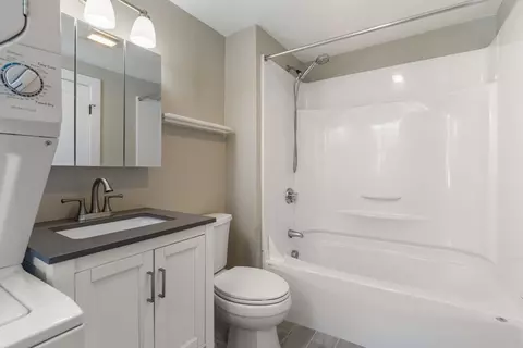 Bath - 67-71 North St, Hingham, MA 02043 photo 3 of 3