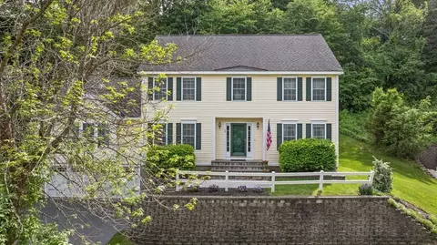 12 Olde Taverne Ln, Amesbury, MA 01913