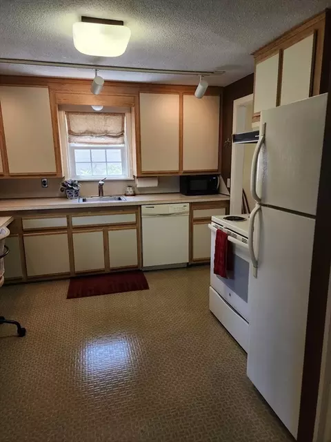 235 Chalmers St, Springfield, MA 01118 photo 17