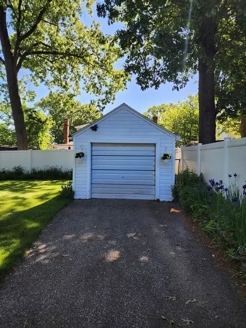 235 Chalmers St, Springfield, MA 01118 photo 2