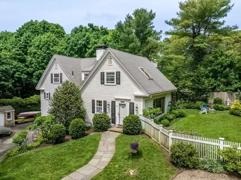 156 E Bay Rd, Osterville, MA 02655