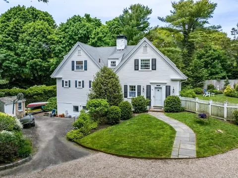 Exterior - 156 E Bay Rd, Osterville, MA 02655 photo 2 of 9