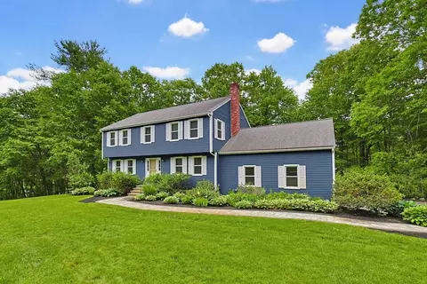 1 Leone Ln, Mendon, MA 01756