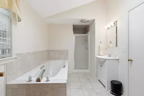 Bath - 3 Barrows Rd, Worcester, MA 01609 photo 2 of 2