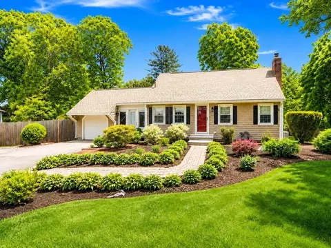 11 Autumn Ln, Attleboro, MA 02703