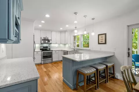 4 Deer Haven Rd, Beverly, MA 01915