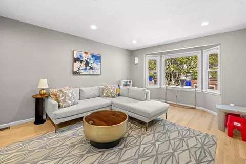 48 Regent Cir #48, Brookline, MA 02445