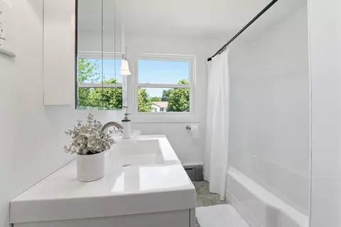 Bath - 83 Druid Hill Rd, Springfield, MA 01129 photo 3 of 4
