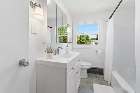 Bath - 83 Druid Hill Rd, Springfield, MA 01129 photo 1 of 4
