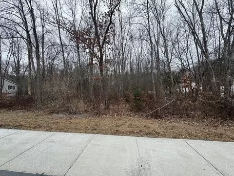 36 Lake Pkwy, Webster, MA 01570