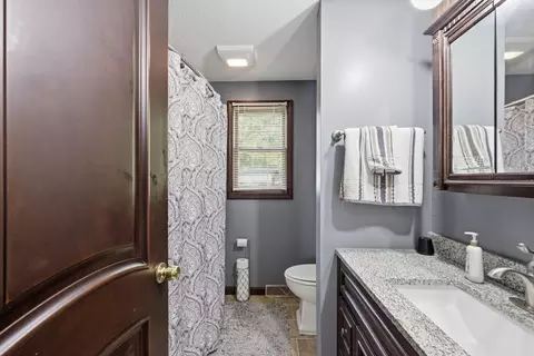 Bath - 164 Arnold Ave, Springfield, MA 01119 photo 1 of 4
