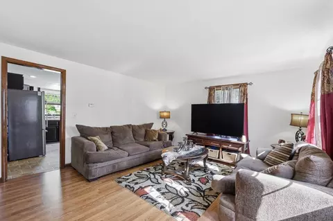 Living - 164 Arnold Ave, Springfield, MA 01119 photo 2 of 2