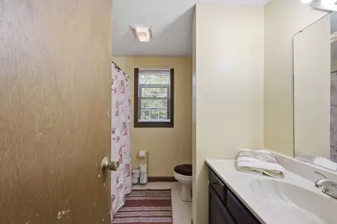Bath - 164 Arnold Ave, Springfield, MA 01119 photo 3 of 4