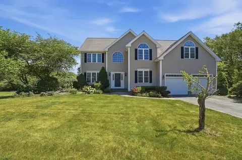 4 Wagon Trl, Lakeville, MA 02347