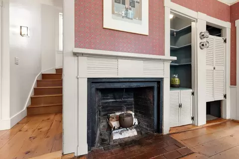 Entry Way - 34 Pearl St, Marblehead, MA 01945 photo 5 of 6