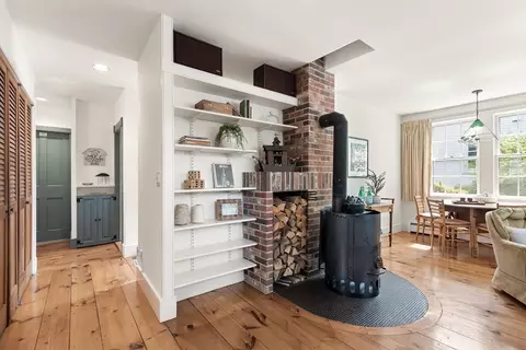 Entry Way - 34 Pearl St, Marblehead, MA 01945 photo 2 of 6