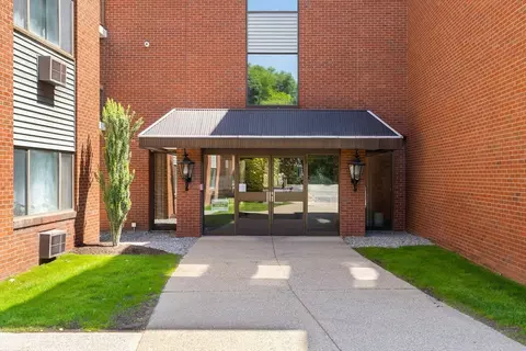 4975 Washington St #207, West Roxbury, MA 02132