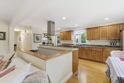 110 Parkerview St, Springfield, MA 01129 photo 4