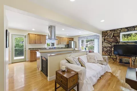 110 Parkerview St, Springfield, MA 01129 photo 6