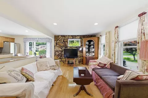 110 Parkerview St, Springfield, MA 01129 photo 7
