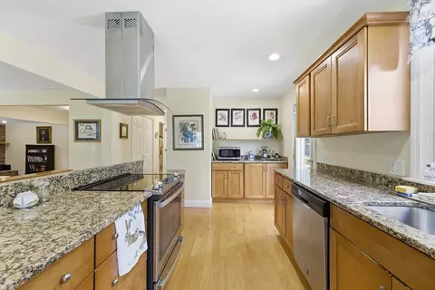 110 Parkerview St, Springfield, MA 01129 photo 2