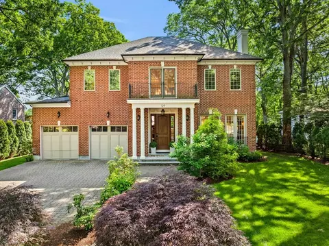 Exterior - 129 Rangeley Rd, Chestnut Hill, MA 02467 photo 2 of 3