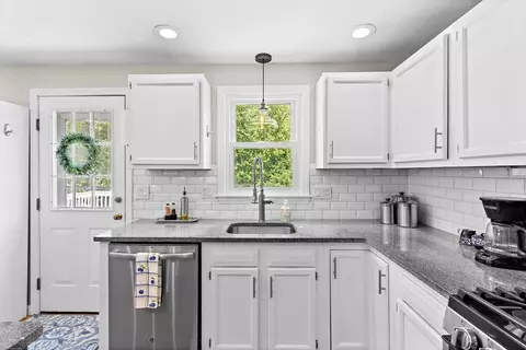 Kitchen - 3 Thomas Dr, Franklin, MA 02038 photo 4 of 7