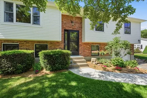 17 Captain Lathrop Dr, Deerfield, MA 01373