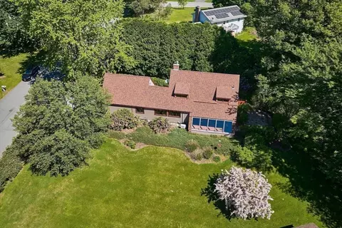 10 Hunters Hill Cir, Amherst, MA 01002