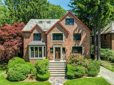 79 Woodchester Dr, Chestnut Hill, MA 02467
