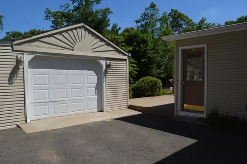 20 Exeter St, West Springfield, MA 01089 photo 6
