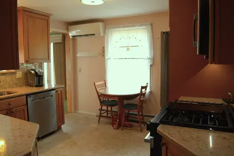 20 Exeter St, West Springfield, MA 01089 photo 13