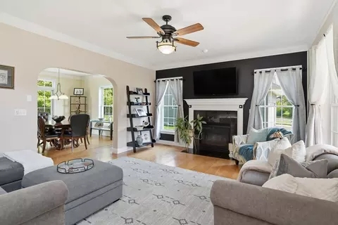 63 Caddyshack Dr, Chicopee, MA 01020 photo 5