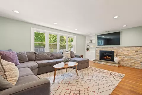 Living - 178 Webster St, Needham, MA 02494 photo 2 of 4