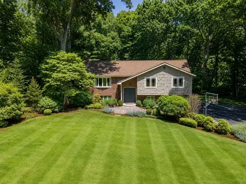 13 Aqueduct Rd, Natick, MA 01760
