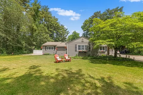23 Paradise Ln, Halifax, MA 02338