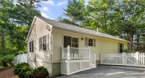 4 Circle St, Middleton, MA 01949
