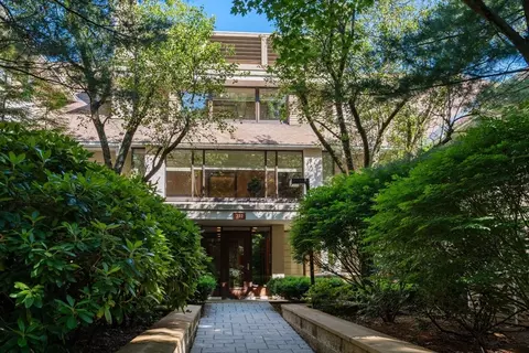 232 Allandale Rd #1C, Chestnut Hill, MA 02467