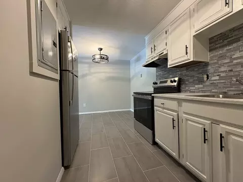 1 Albert Dr #8, Woburn, MA 01801