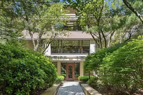 232 Allandale Rd #3A, Chestnut Hill, MA 02467