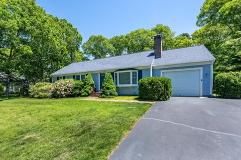 18 Goat Field Ln, Hyannis, MA 02601